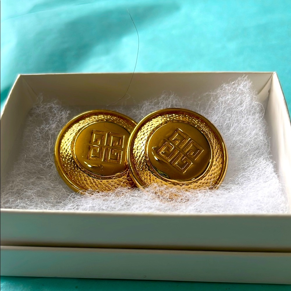 Givenchy gold tone vintage clip earrings… Excellent condition… Gorgeous!